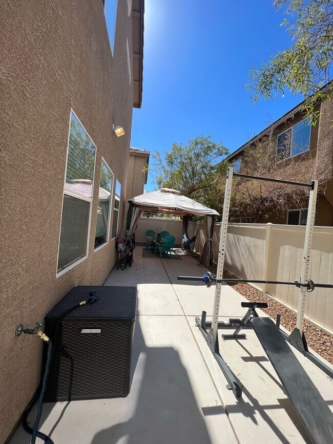 Building Photo - ABSOLUTELY AMAZING! Large 4 bedroom 2 stor...