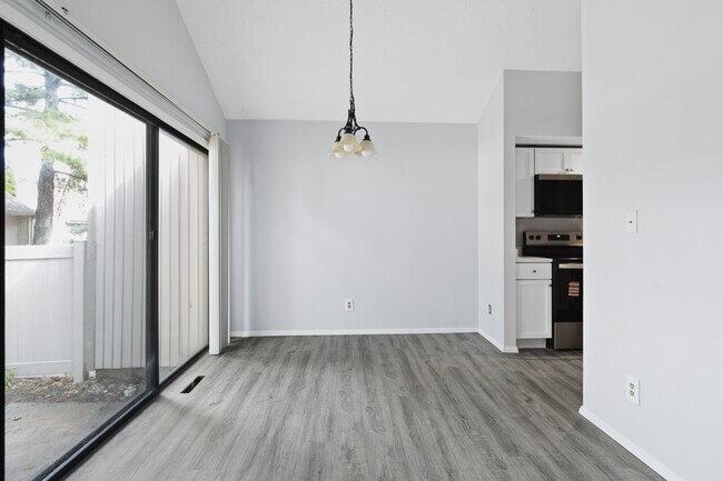Building Photo - 2302A Melrose Dr