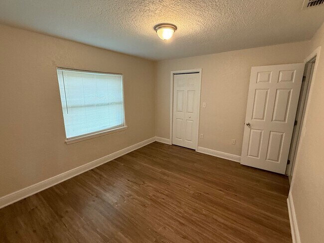 Building Photo - 3 Bedroom, 2 1/2 Bath Single Family Home W...
