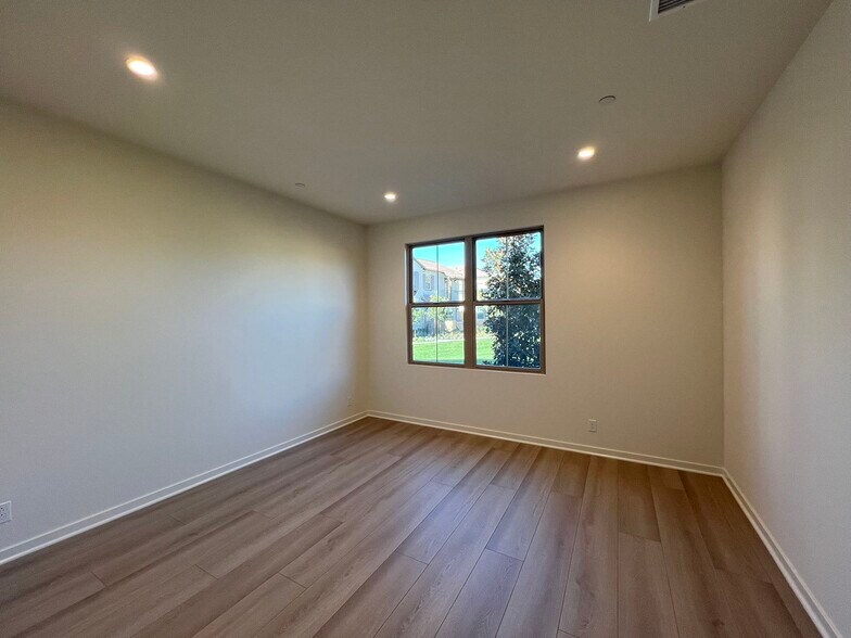 Building Photo - 104 Sugarwood