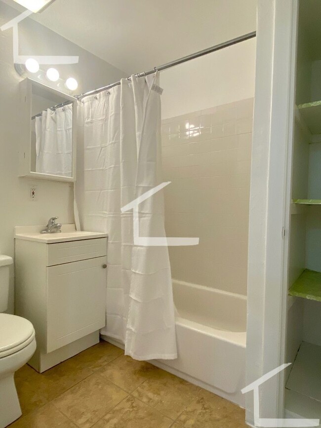 Building Photo - Spacious One Bed Right In Kenmore