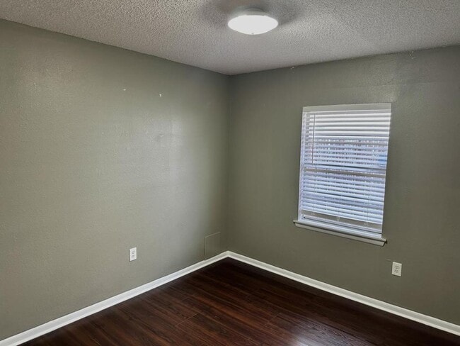Building Photo - 527 Queen Anne Dr