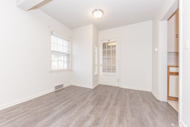 Building Photo - 909 E Ann St