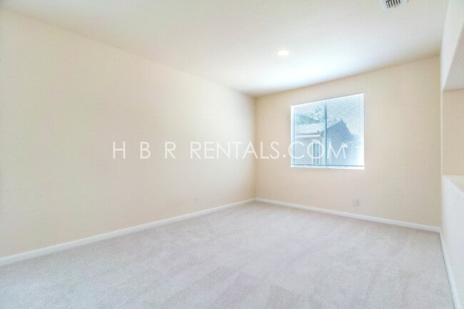 Building Photo - Charming 4 Bed, 2.5 Bath Home in Manteca, ...