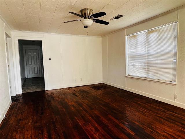 Building Photo - 204 W Pecan St