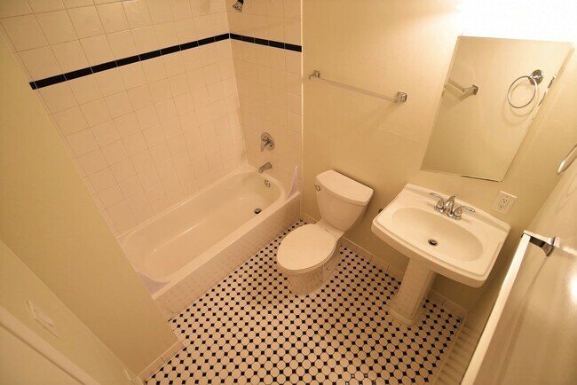 Interior Photo - 2p008 - Lake View East