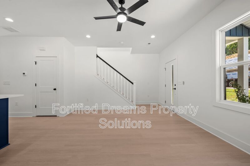 Building Photo - 806 W Dameron Ave