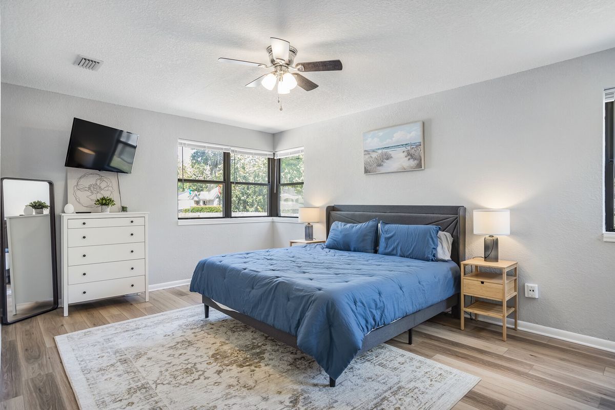 Building Photo - 427 Holly Ave