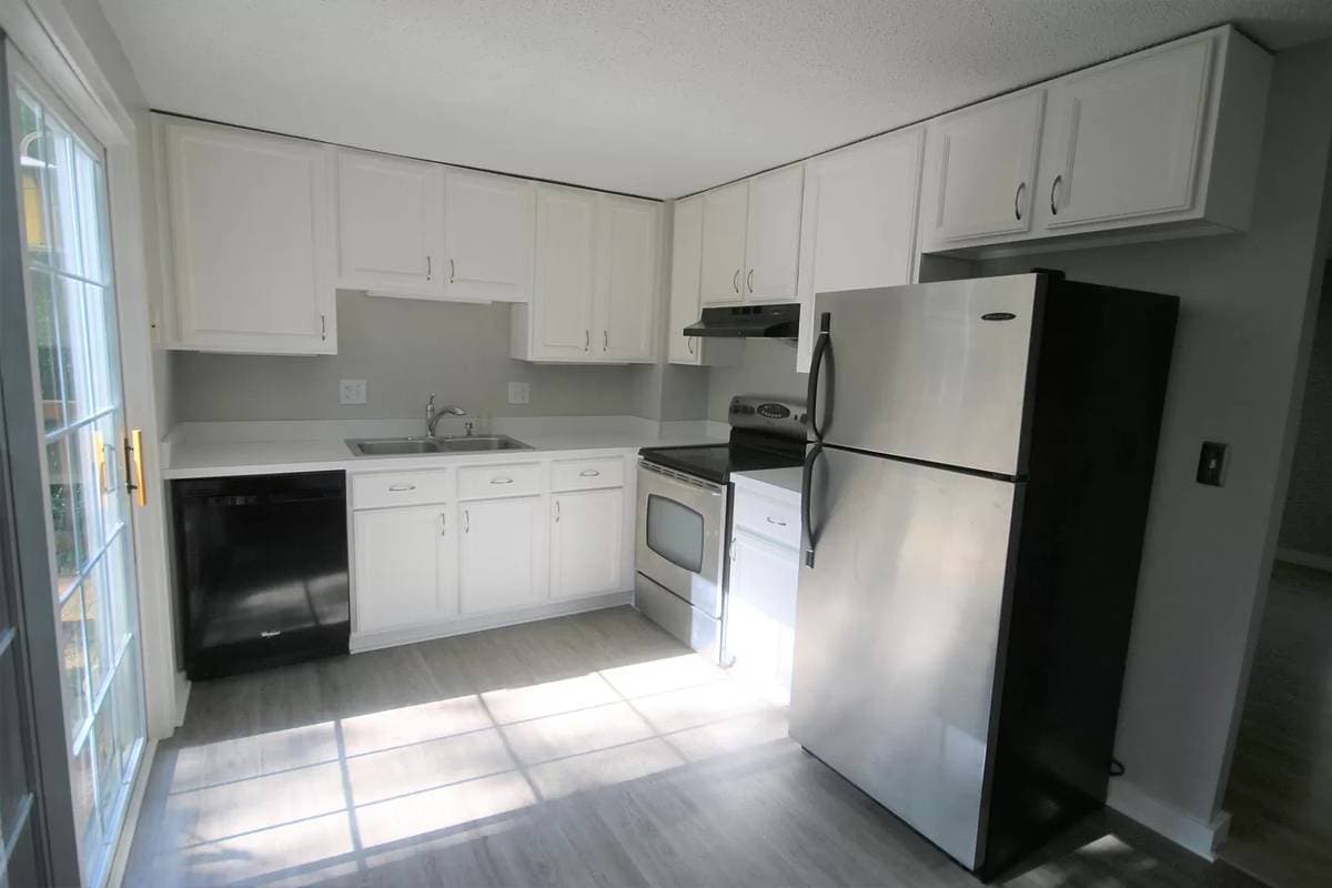 Building Photo - 2169 Hemlock Dr