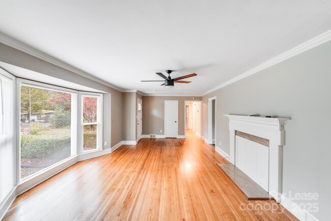 Building Photo - 5600 Riviere Dr