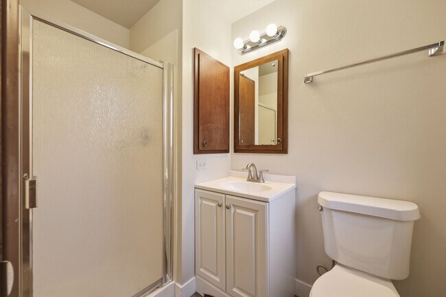 Building Photo - Move in ready NOW! Desirable west side location! 2 bed/ 1.75 bath. Olympia school district.