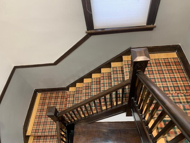 Building Photo - 2437 W North Shore Ave