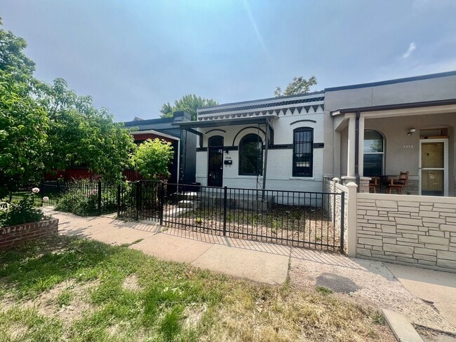 Building Photo - Available immediately. Charming 2 bedroom,...