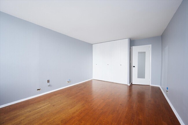 Building Photo - 1460 N Sandburg Terrace