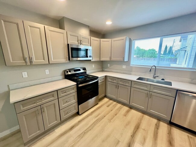Building Photo - Come check out this stunning duplex! **MOVE IN SPECIAL $600.00 OFF FIRST'S MONTH'S RENT!**