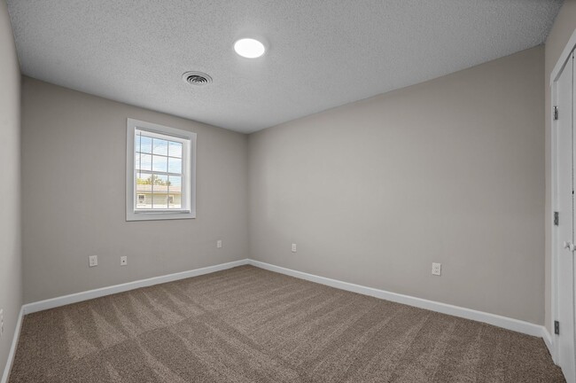 Building Photo - Riverview - Building 8 (24-27)