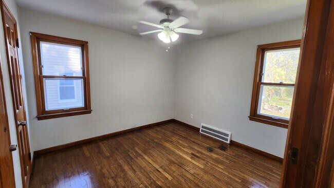 Building Photo - Single family home 3 bedroom