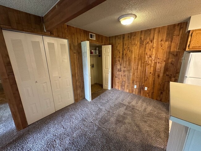 Building Photo - Location! Location! 2-bed 2-bath condo ove...