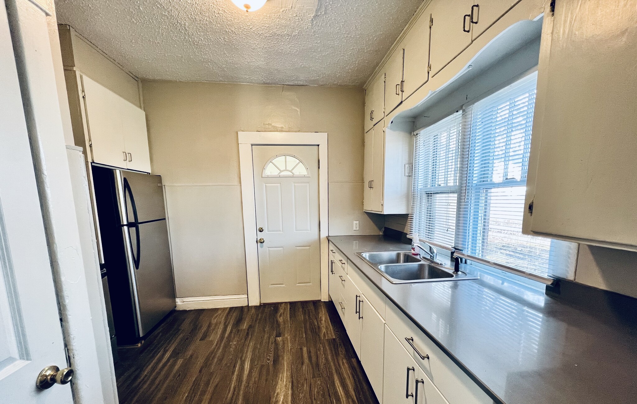 Kitchen - 604 Burton Ave