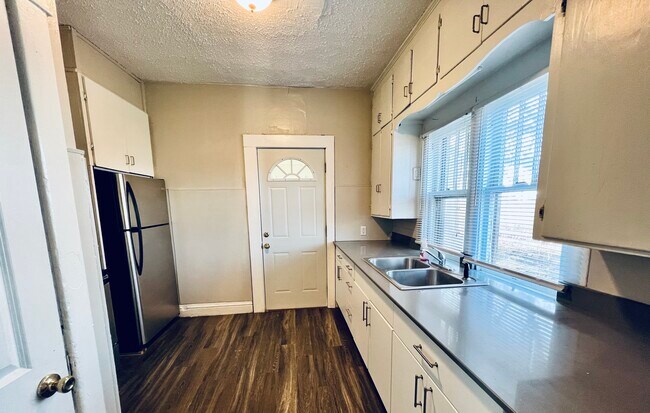 Kitchen - 604 Burton Ave