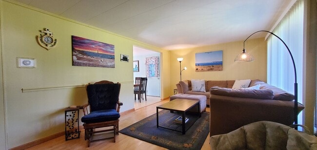 Building Photo - Charming 3-Bedroom, 1.5-Bathroom Fully Fur...