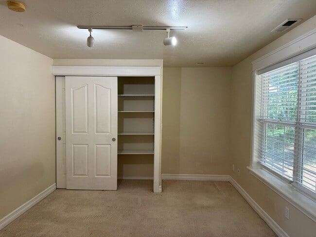 Building Photo - Beautiful large house in the South Hills!  $1,000 OFF YOUR FIRST MONTH'S RENT!