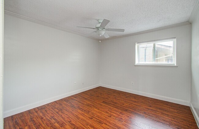 Building Photo - 823 S Ripple Creek Dr