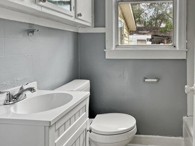 Building Photo - 2002 Shirley Ave