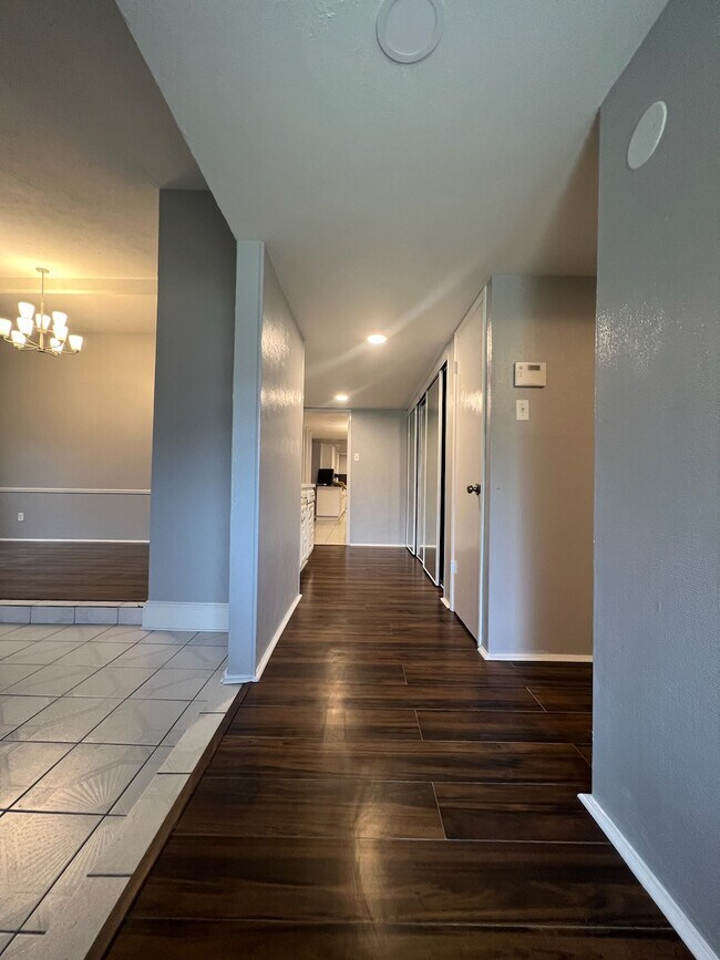 Building Photo - 8103 Edgebrook Forest Ct