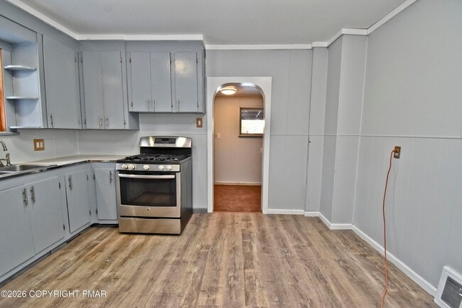 Building Photo - 198 Grove St