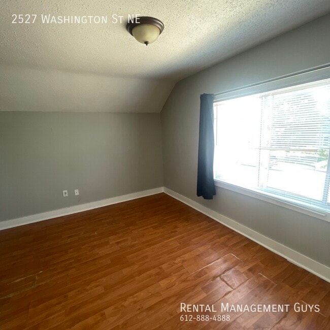 Building Photo - 4 Bedroom Home! Updated Kitchen and Office!