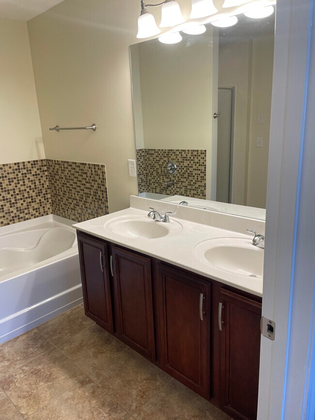 Building Photo - 1506 Hamden Dr