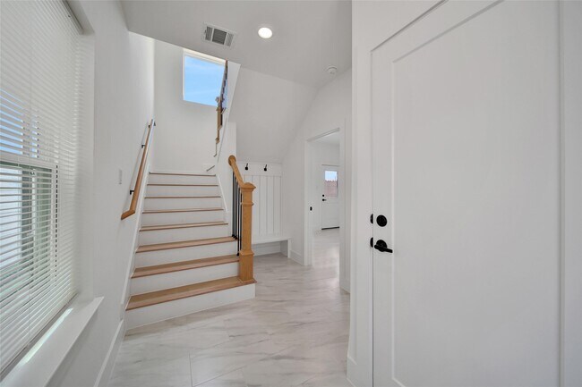 Building Photo - 717 Marcella St