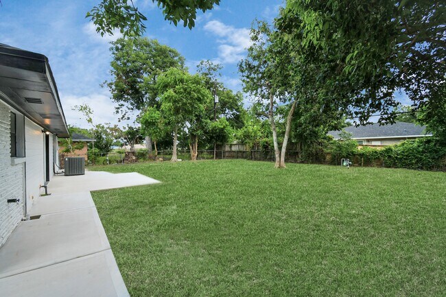 Building Photo - 638 Spell St