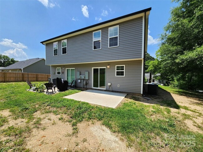 Building Photo - 2210 Brookview Ave