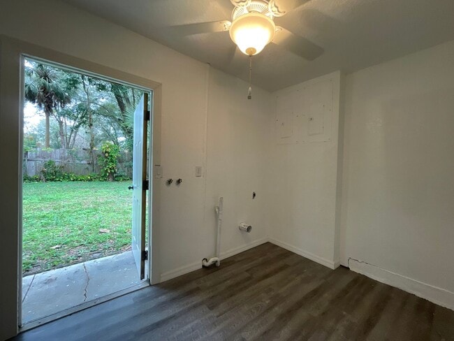 Building Photo - Beautifully Renovated 2/1 Duplex in Lake H...