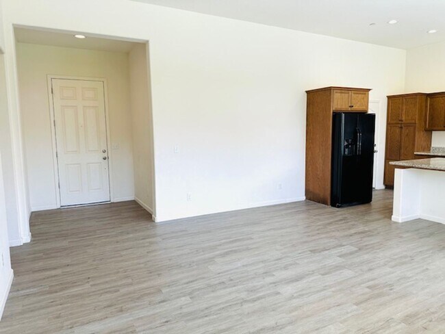 Building Photo - $2,250 Locan & Ashlan, 3 Bedroom - E. Giav...