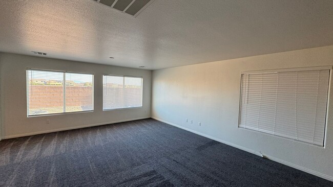 Building Photo - SW 2 story 4 bdrm Large yard