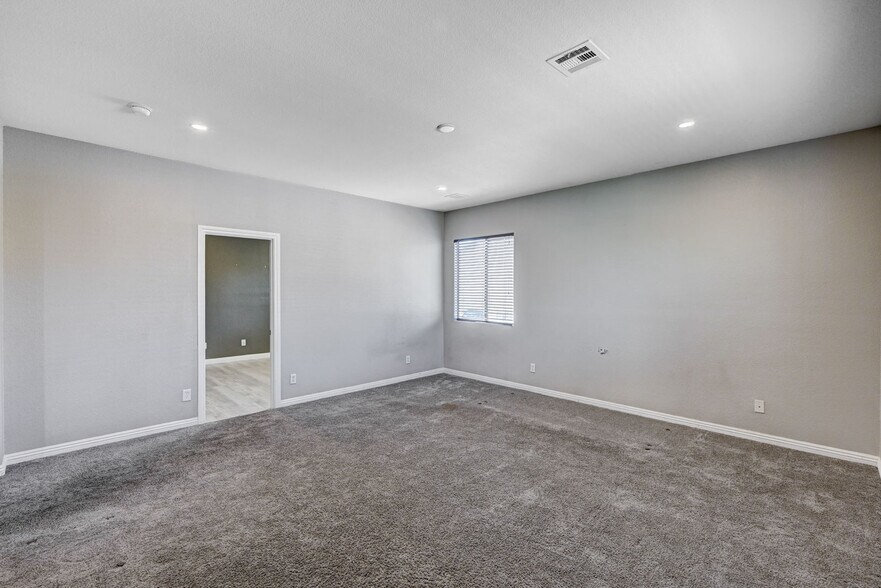 Building Photo - 8125 Chestnut Hollow Ave
