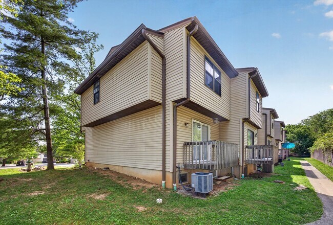 Building Photo - 599 E Graham Pl