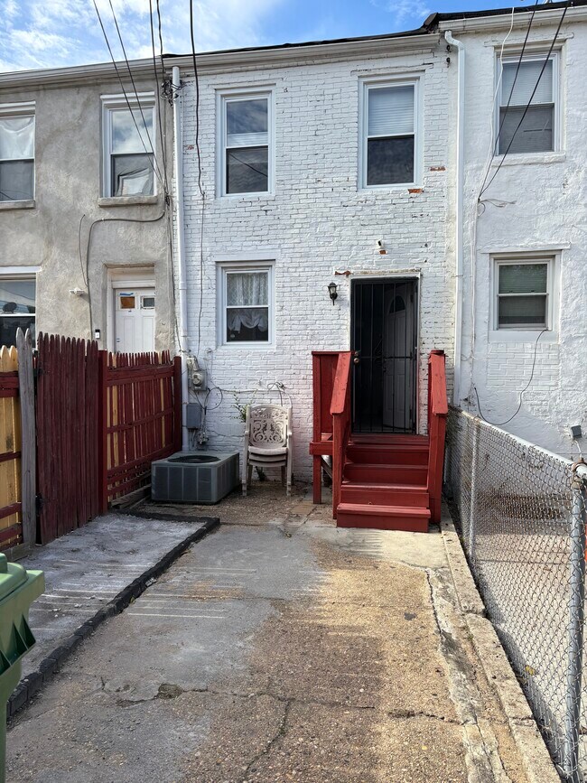 Rear yard - 1419 Ward St