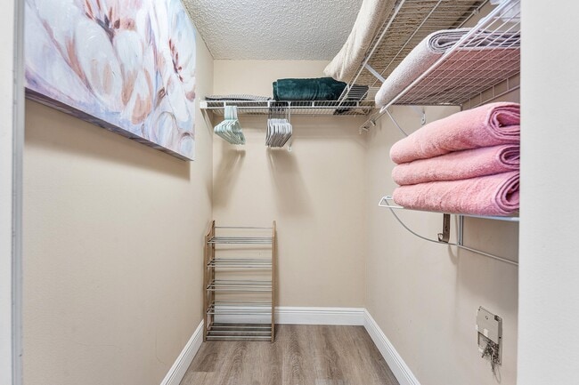 Building Photo - 1000 Crestwood Ct S