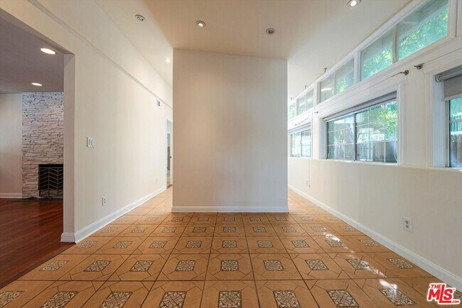 Building Photo - 22750 Clarendon St