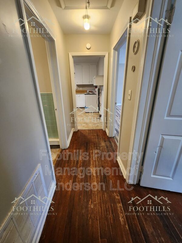 Building Photo - 204 Pine Ln