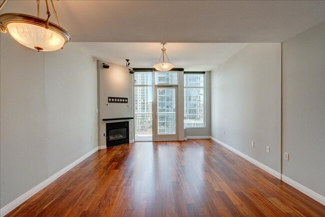 Building Photo - Little Italy 9th Floor Condo w/ 2 Beds 2.5...