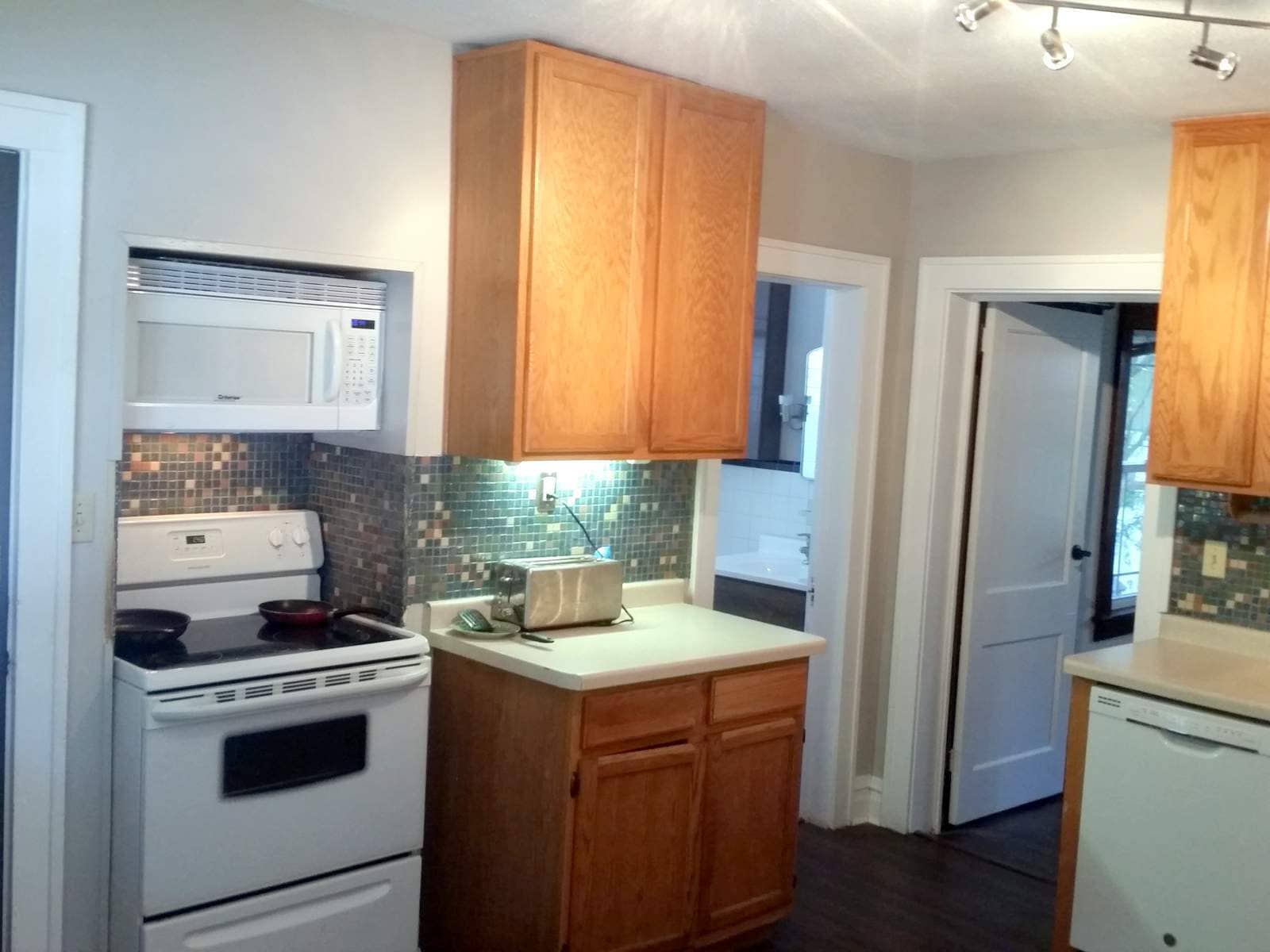 Kitchen - 936 Drake St