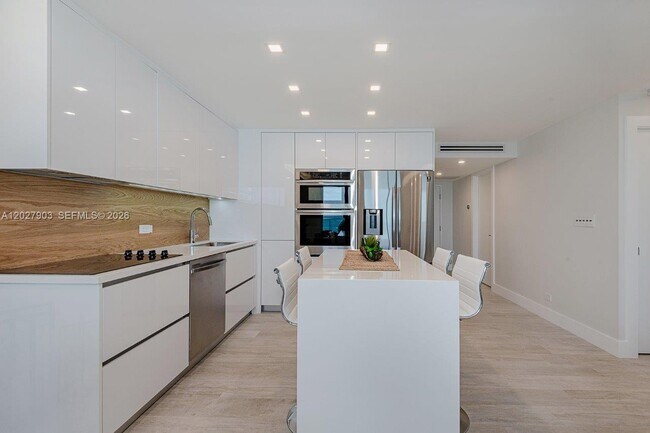 Building Photo - 2301 Collins Ave