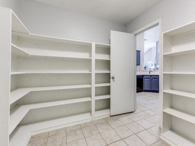 Building Photo - 1305 Greenbriar Ln