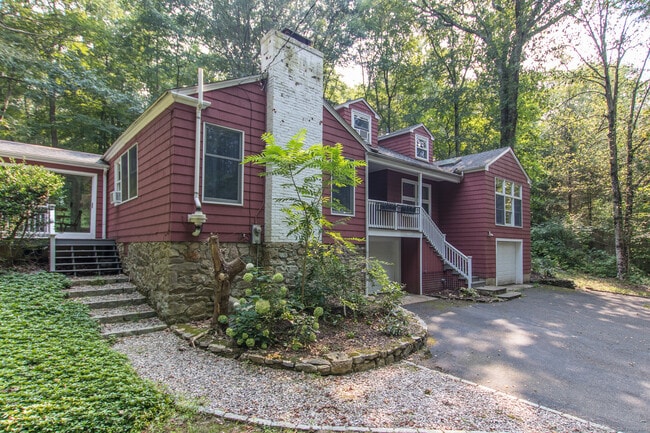 Building Photo - 211 New Canaan Rd