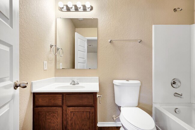 Building Photo - Move-In Ready Home with New Flooring and A...